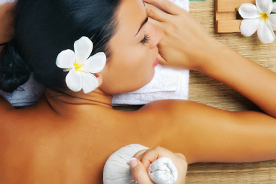 60-minute Podikizhi (Herbal pouch Massage) with steam at Paramcare Wellness