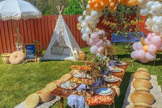 Alice in wonderland tea party for 8 people
