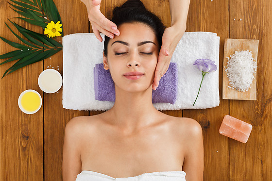 35-minute Face Massage with oil at Paramcare Wellness
